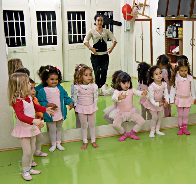 Crianças em aula de ballet